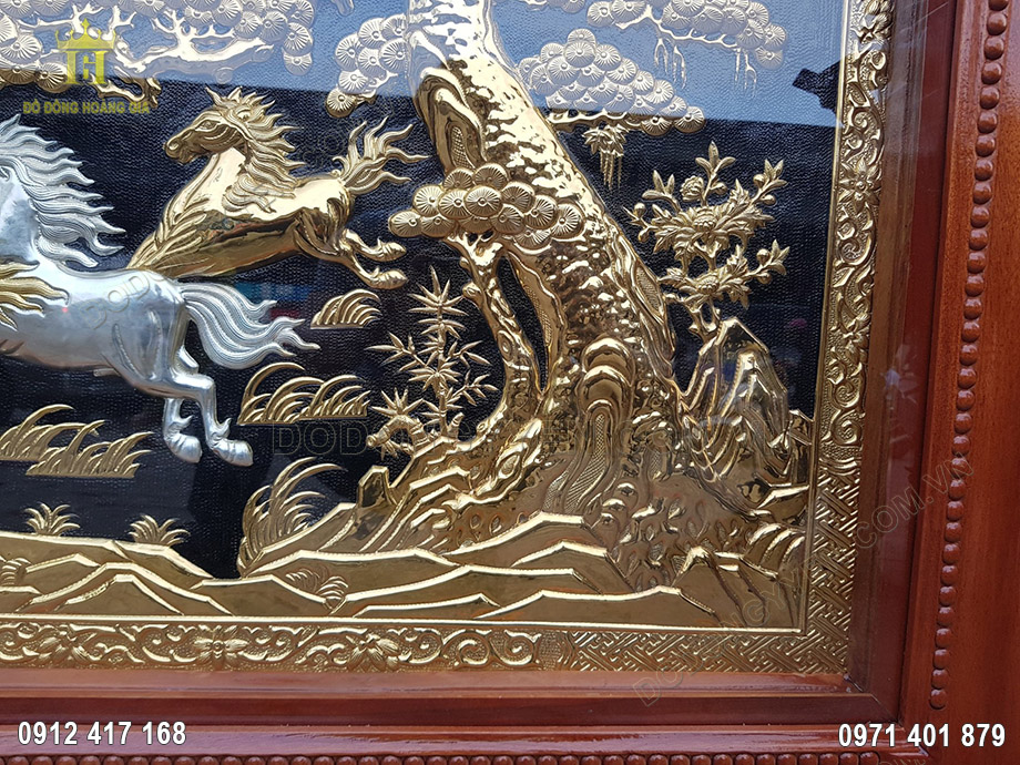 Nổi bật tr&ecirc;n nền đen l&agrave; h&igrave;nh ảnh những ch&uacute; ngựa khỏe khoắn được c&aacute;c nghệ nh&acirc;n chạm th&uacute;c nổi v&ocirc; c&ugrave;ng sinh động v&agrave; sắc n&eacute;t